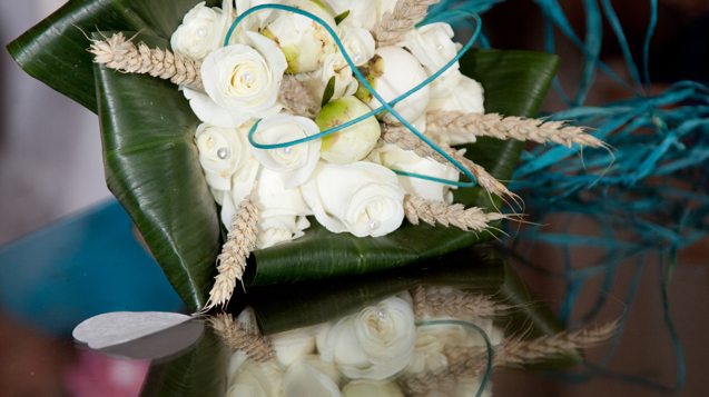 Déco bouquet de la mariée avec détail bleu turquoise