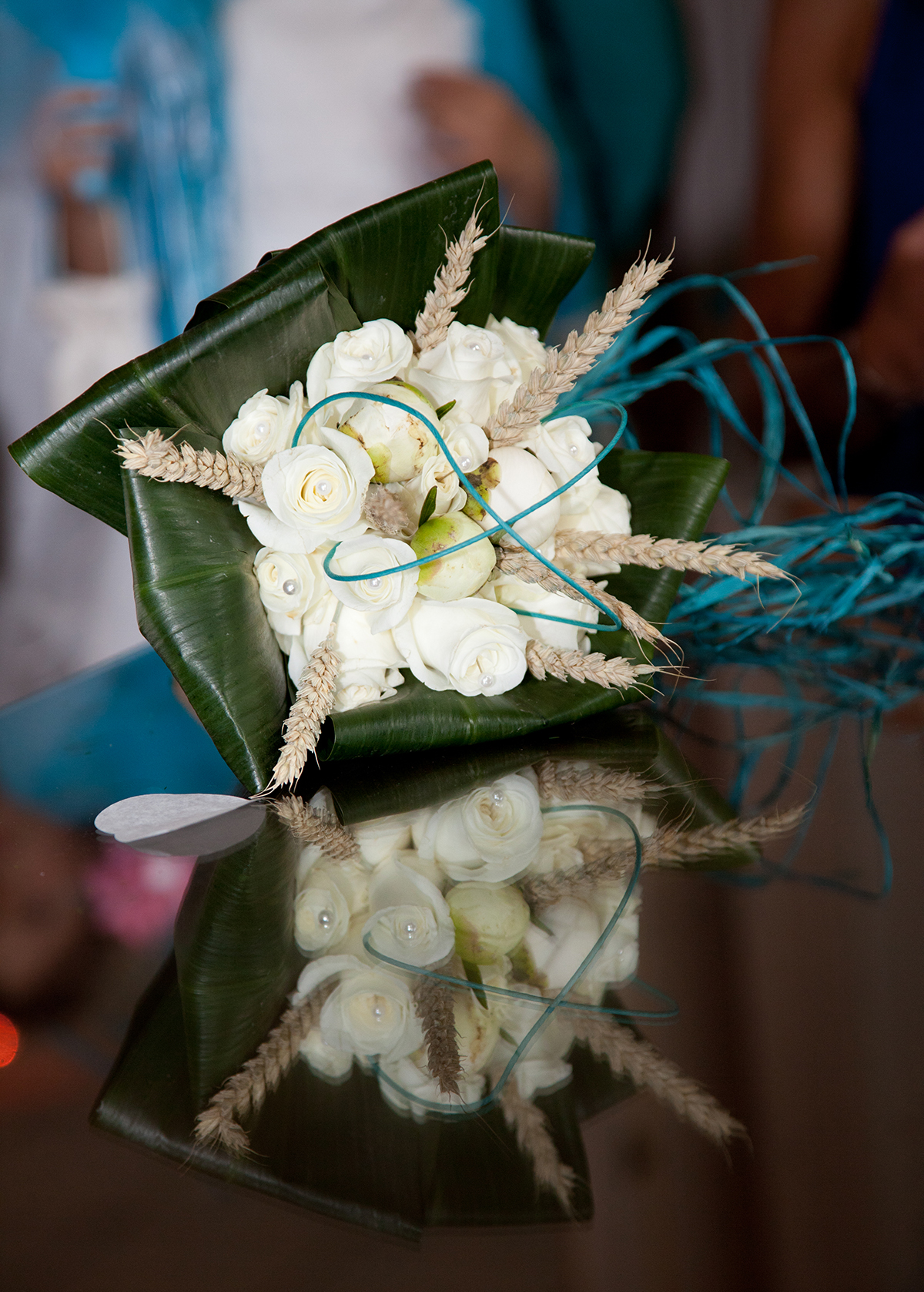 Déco bouquet de la mariée avec détail bleu turquoise