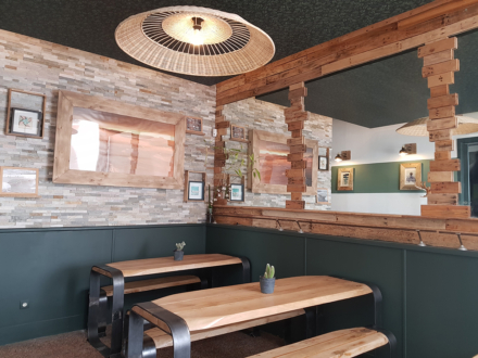 Décoration bois et vert pour salle de restaurant avec détail papier peint plafond par la décoratrice Marion PIRAUBE à Biarritz