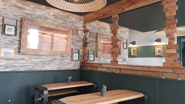 Décoration bois et vert pour salle de restaurant avec détail papier peint plafond par la décoratrice Marion PIRAUBE à Biarritz
