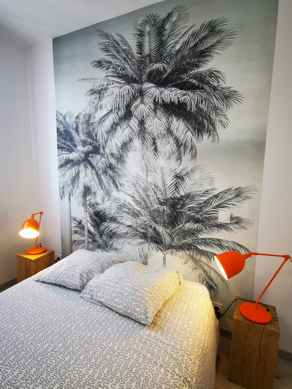Décoration intérieure d'une chambre de vacances, ambiance palmiers, par l'agence ID'Harmonies Marion PIRAUBE