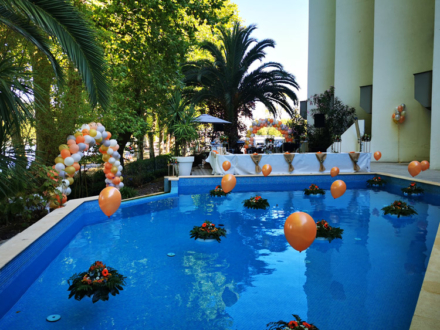 Décoration évènementielle pour soirée professionnel dans un hôtel à Bayonne avec piscine par Marion PIRAUBE
