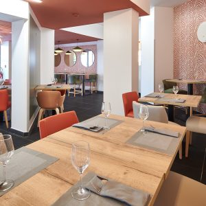 salle de restaurant avec plafond de couleur pour sublimer les lieux à Bayonne