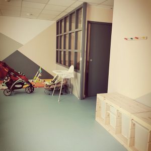 Triangles de couleurs en guise de décoration d'intérieur dans une nurserie à Anglet