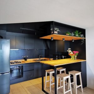 La cuisine originale façon boite noire à Saint Jean de Luz