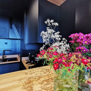 Optimisation des espace dans cette cuisine noire sur la Côte Basque