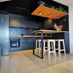 Vue d'ensemble sur une cuisine noire originale à Saint Jean de Luz