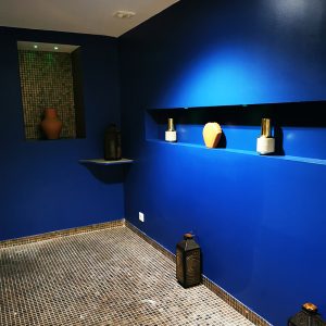 Décoration orientale avec un bleu profond dans un spa privatif à Anglet