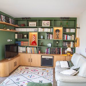 Décoration intérieure et agencement sur mesure d'une bibliothèque dans une villa, par l'agence ID'Harmonies - Marion PIRAUBE