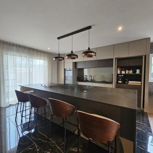 Agencement intérieur cuisine dans villa à Biarritz, par l'agence ID'Harmonies - Marion PIRAUBE