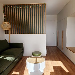 Décoration et agencement d'un espace chambre dans un studio sur la Côte Basque, par l'agence ID'Harmonies - Marion PIRAUBE