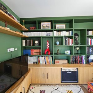 Agencement sur mesure d'un meuble bibliothèque et TV à Anglet, par l'agence ID'Harmonies - Marion PIRAUBE