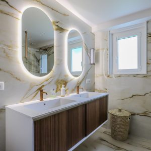 Architecte intérieur d'une salle de bain en marbre blanc et doré, par l'agence ID'Harmonies - Marion PIRAUBE