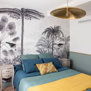 Décoration d'intérieur chambre parentale style exotique Côte Basque