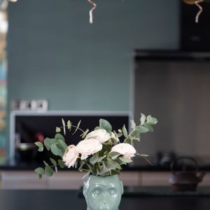 Objet de décoration un vase en forme de singe vert sur la Côte Basque