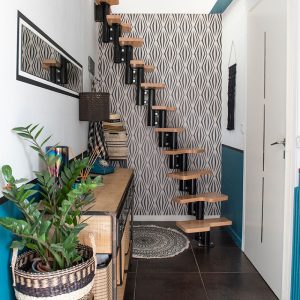 Une entrée bleu canard avec une touche ethnique donne le ton et le caractère de la décoration de la maison dans le 64