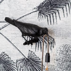 Le détail de la décoratrice en intégrant des appliques murales dans le décor au Pays-Basque