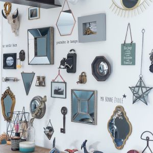 Pêle mêle de miroirs et d'objets de décoration composée par la décoratrice Marion PIRAUBE sur la Côte Basque