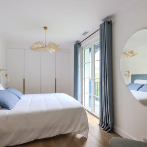 Décorateur intérieur chambre au note bleu d'une villa proche Biarritz par l'agence ID'Harmonies - Marion PIRAUBE