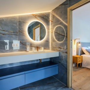 Décorateur intérieur d'une salle de bain avec marbre bleu à Biarritz- par l'agence ID'Harmonies - Marion PIRAUBE