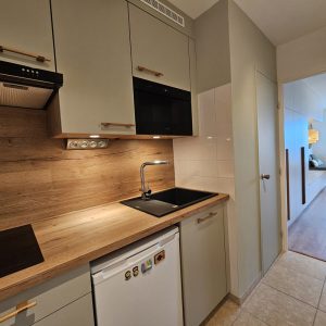 Conception et agencement kitchenette dans un studio au bord de l'océan, par l'agence ID'Harmonies - Marion PIRAUBE