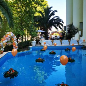 Décoration évènementielle pour soirée professionnel dans un hôtel à Bayonne avec piscine par Marion PIRAUBE