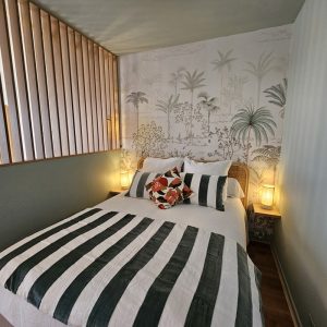 Décoration intérieur coin nuit dans un studio au Pays-Basque, par l'agence ID'Harmonies - Marion PIRAUBE
