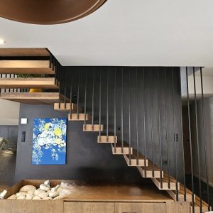Décoration intérieure escalier dans villa à Biarritz, par l'agence ID'Harmonies par Marion PIRAUBE