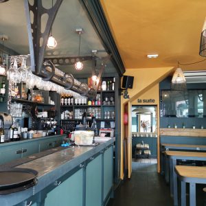 Décoration intérieure et mise en couleur d'un bar à Biarritz par l'agence ID'Harmonies - Marion PIRAUBE