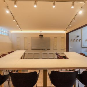 Décoration intérieure d'un espace de dégustation pour centre de formation à Bayonne, par l'agence ID'Harmonies - Marion PIRAUBE