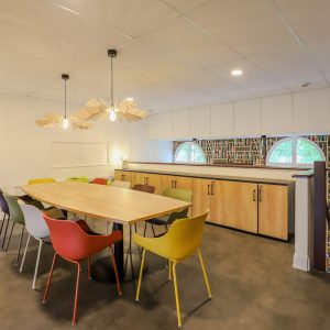 Décoration intérieure pour une salle de réunion dans un centre de formation à Bayonne, par l'agence ID'Harmonies - Marion PIRAUBE