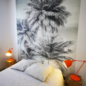 Décoration intérieure d'une chambre de vacances, ambiance palmiers, par l'agence ID'Harmonies Marion PIRAUBE