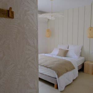 Décoration intérieure d'une chambre maison de vacances par l'agence ID'Harmonies - Marion PIRAUBE
