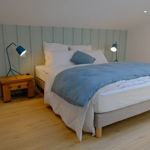 Décoration intérieure d'une chambre maison bord de mer par l'agence ID'Harmonies - Marion PIRAUBE