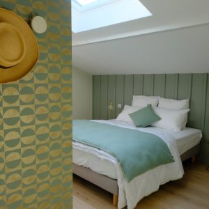 Décoration intérieure d'une chambre chic maison bord de mer par l'agence ID'Harmonies - Marion PIRAUBE