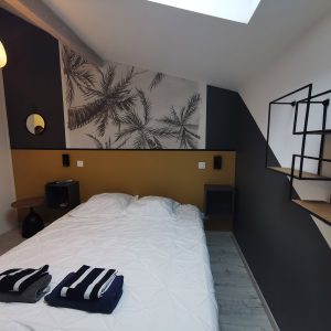 Décoration intérieure d'une chambre parentale dans une maison de location saisonnière à Biarritz, par l'agence ID'Harmonies Marion PIRAUBE