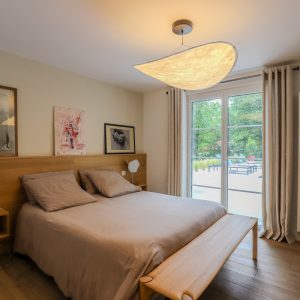 Décorateur intérieur d'une chambre dans une villa à Anglet-Brindos, par l'agence ID'Harmonies - Marion PIRAUBE