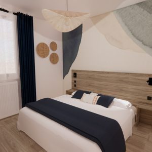 Modélisation 3D design interieur d'une chambre familiale dans un gîte à Bidart, par l'agence par ID'Harmonies - Marion PIRAUBE