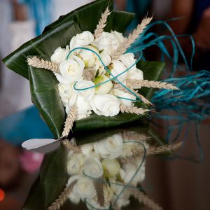 Déco bouquet de la mariée avec détail bleu turquoise