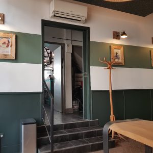 Mise en scène de différents verts dans une déco de restaurant sur la Côte Basque