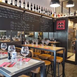 Agencement restaurant petits espaces réalisé par l'agence ID'Harmonies Côte Basque