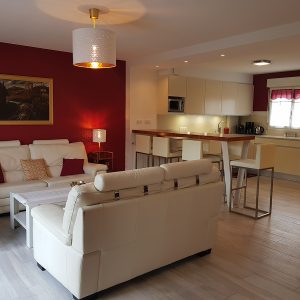 Intégrer un mur rouge bordeaux dans son salon pour donner une note Basque